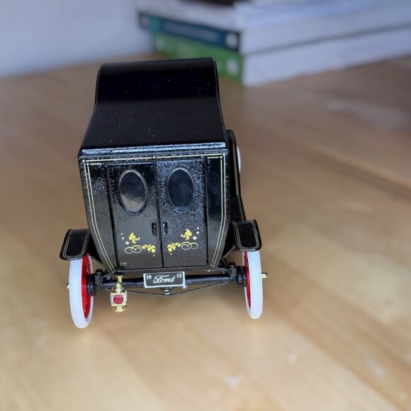 Collectible GearBoxTexaco 1913 Ford Model T Delivery Truck - Picture 9 of 16